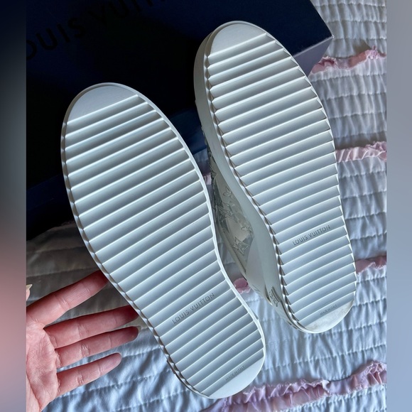 LOUIS VUITTON 
Monogram PVC Time Out Sneakers 8.5 Silver - Picture 6 of 9